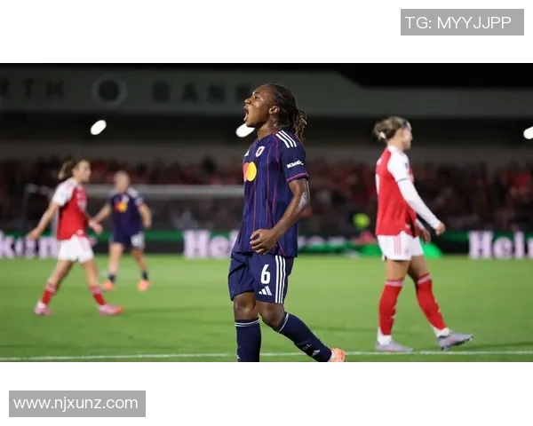 街头风尚与足球魅力交融足球明星的时尚夹包街拍瞬间 街头风尚与足球魅力交融足球明星的时尚夹包街拍瞬间