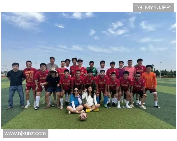 足球明星收到粉丝信件请求签名引发热议展现球迷热情与偶像互动魅力