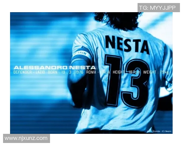 足球明星身披26号球衣背影展现的力量与激情